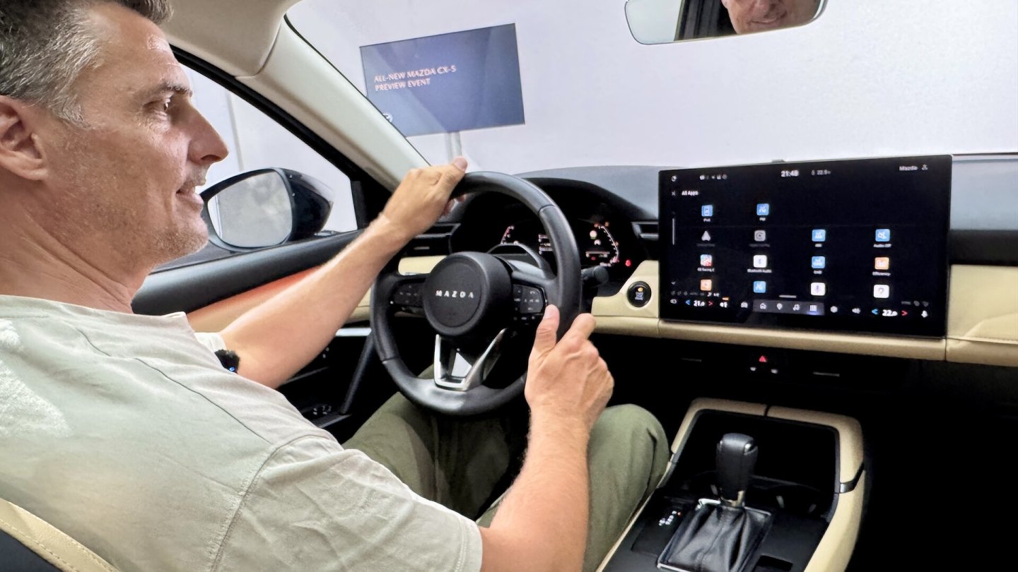 Der Mazda CX-5 setzt im Cockpit auf ein großen Display mit Touchscreen-Funktion und Google-Software.