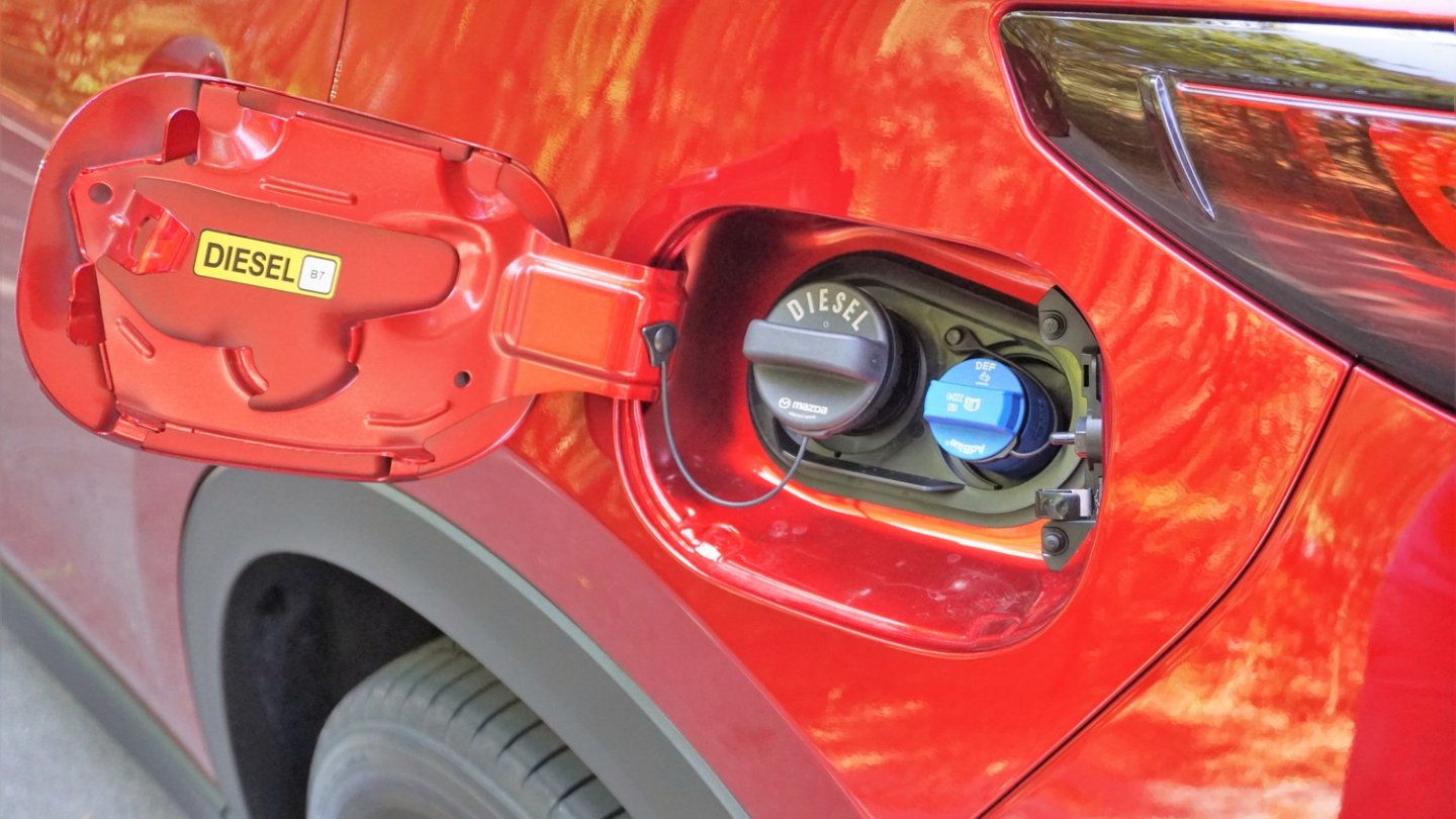 Der AdBlue-Einfüllstutzen liegt unter dem Tankdeckel. Der AdBlue-Einfüllstutzen liegt unter dem Tankdeckel.