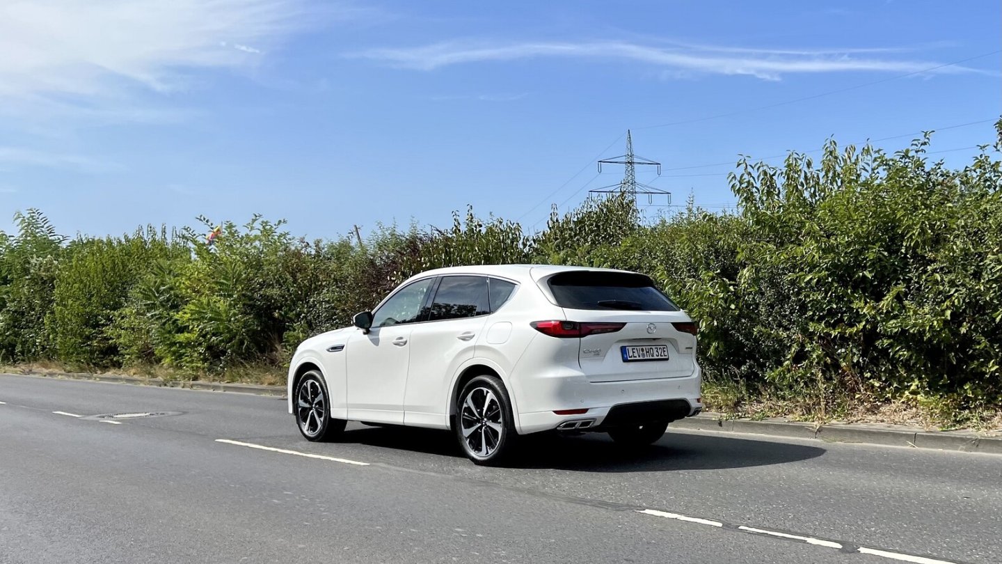 Bei niedrigen Geschwindigkeiten zeigt sich der Mazda CX-60 von seiner straffen Seite. Bei niedrigen Geschwindigkeiten zeigt sich der Mazda CX-60 von seiner straffen Seite.