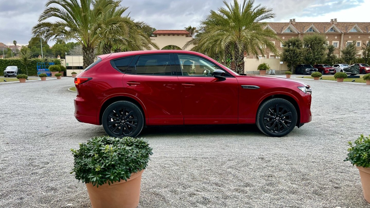 In der Ausstattungslinie Homura kostet der CX-60 ab 51.750 Euro. In der Ausstattungslinie Homura kostet der CX-60 ab 51.750 Euro.
