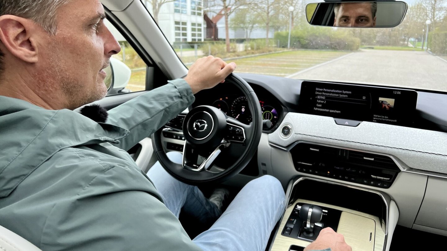 Der Dreh-Drück-Steller erinnert an das iDrive-System von BMW. Der Dreh-Drück-Steller erinnert an das iDrive-System von BMW.
