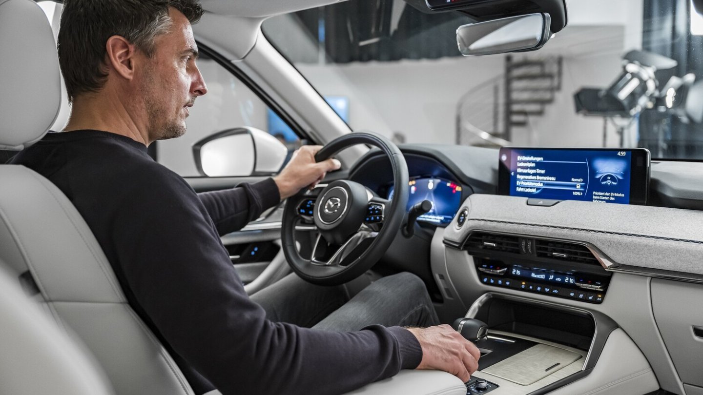 Sehr fein: Mazda bleibt dem Dreh-Drück-Steller treu. Sehr fein: Mazda bleibt dem Dreh-Drück-Steller treu.