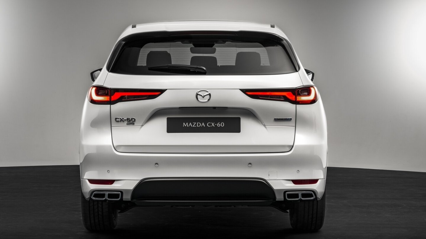 Jetzt auch bei Mazda: Fake-Endrohrblenden am Heck. Jetzt auch bei Mazda: Fake-Endrohrblenden am Heck.