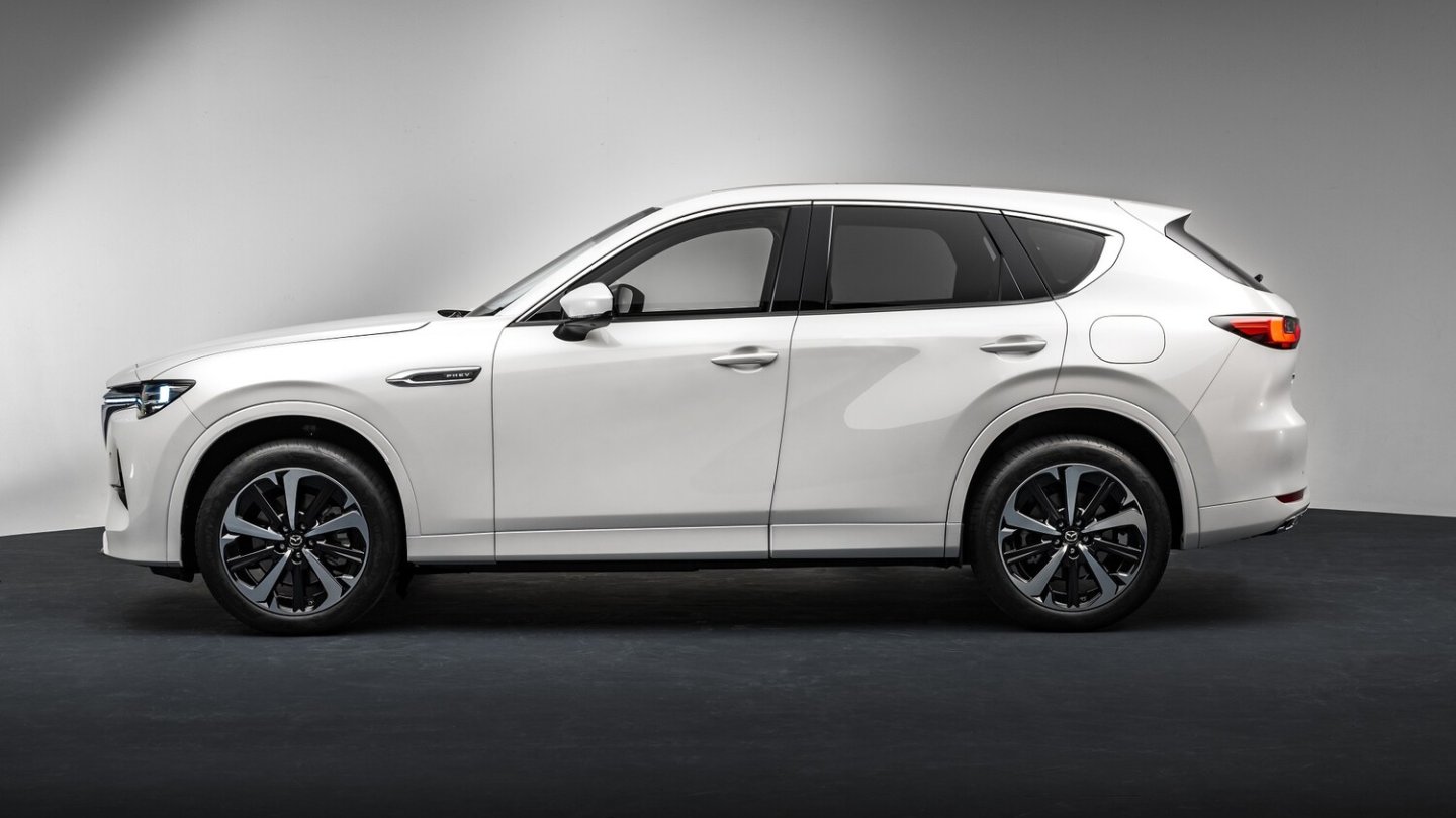 Die Proportionen des Mazda CX-60 betonen den Stand auf den Hinterrädern. Die Proportionen des Mazda CX-60 betonen den Stand auf den Hinterrädern.