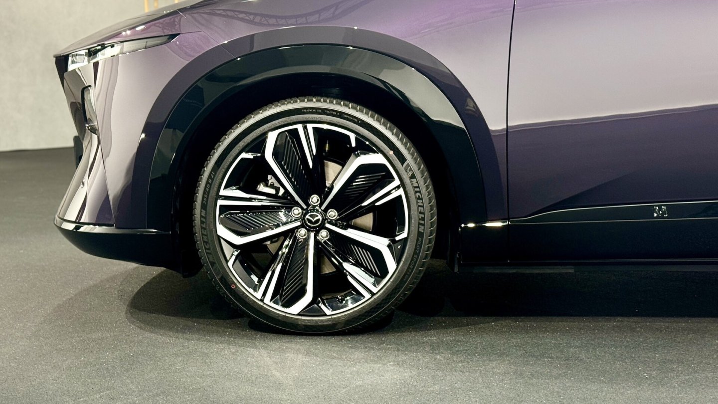 Zwei Ausstattungslinien wird es geben, beim CX-6e Takumi Plus sind 21-Zoll-Felgen serienmäßig.