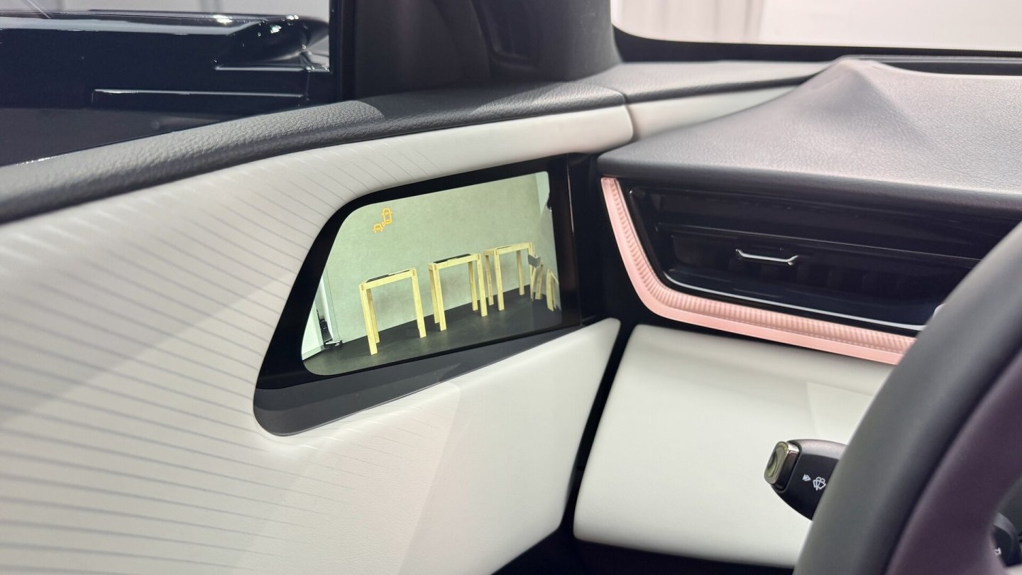 Kameras anstelle von Außenspiegeln gibt es im Mazda CX-6e Takumi Plus.