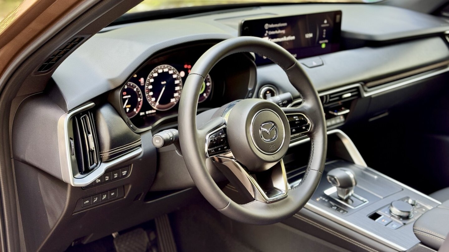 Der Fahrer ist gut ins Auto integriert. Der Fahrer ist gut ins Auto integriert.