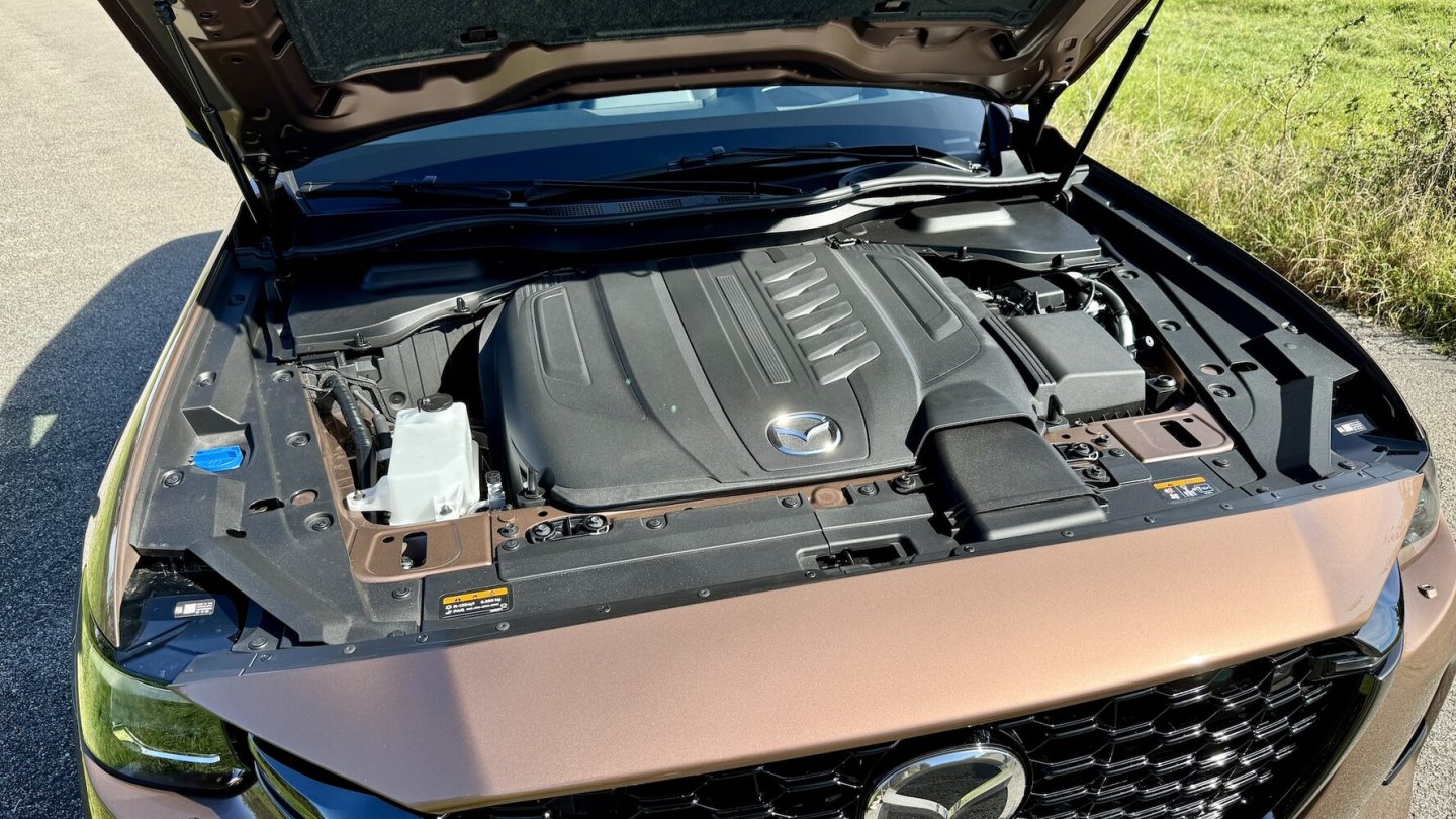 Famos: Der neuentwickelte Reihensechszylinder-Diesel ist vorne längs eingebaut. Famos: Der neuentwickelte Reihensechszylinder-Diesel ist vorne längs eingebaut.