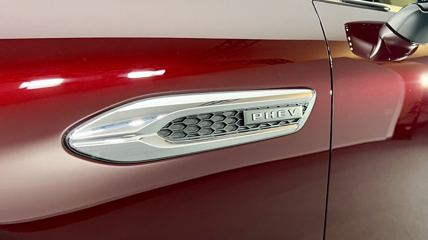 Der Plug-in Hybrid hat eine Systemleistung von 327 PS. Der Plug-in Hybrid hat eine Systemleistung von 327 PS.