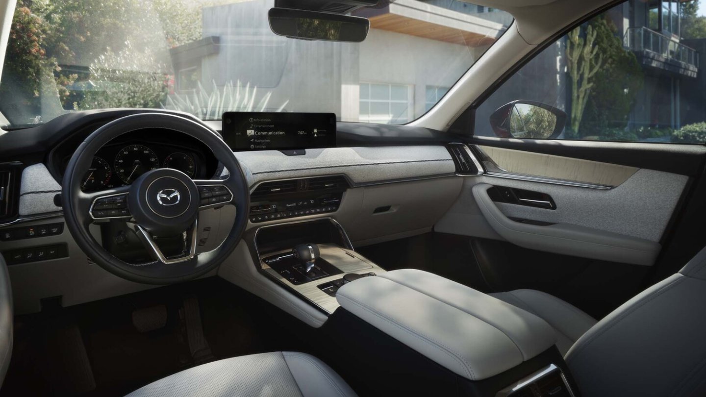 Das Cockpit des neuen Mazda CX-90 kennen wir aus dem CX-60. Das Cockpit des neuen Mazda CX-90 kennen wir aus dem CX-60.
