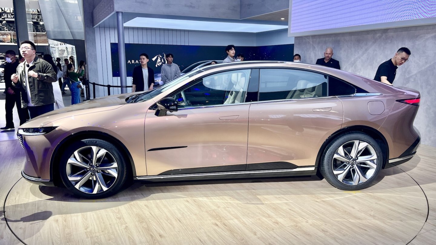 Die Farbe Melting Copper am neuen Elektro-Mazda, hier zur Premiere des EZ-6 in Peking. Die Farbe Melting Copper am neuen Elektro-Mazda, hier zur Premiere des EZ-6 in Peking.