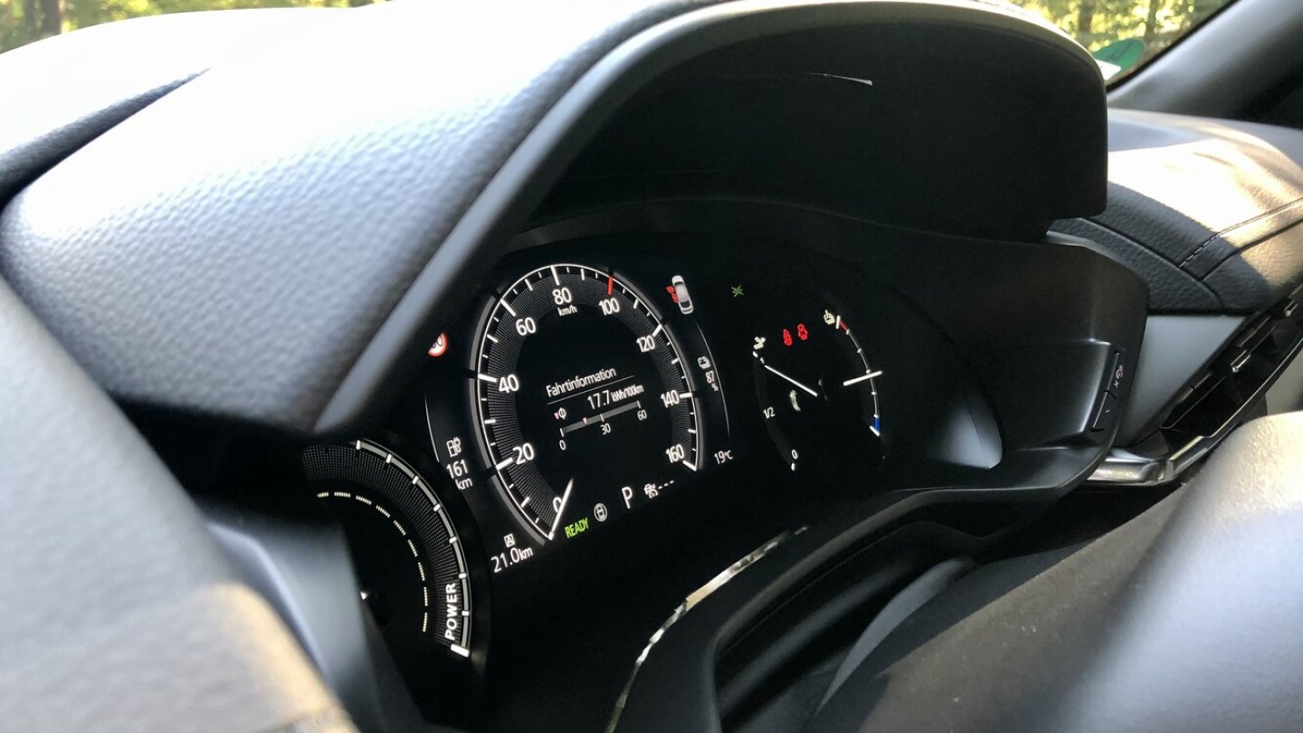 Die Tachoskala reicht nur bis 160 km/h. Die Tachoskala reicht nur bis 160 km/h.