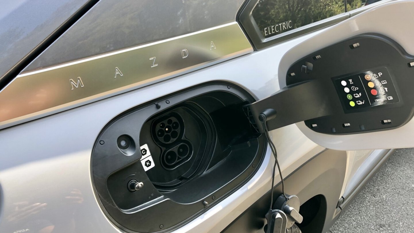 Die Batterie fasst maximal 35,5 kWh Strom. Die Batterie fasst maximal 35,5 kWh Strom.