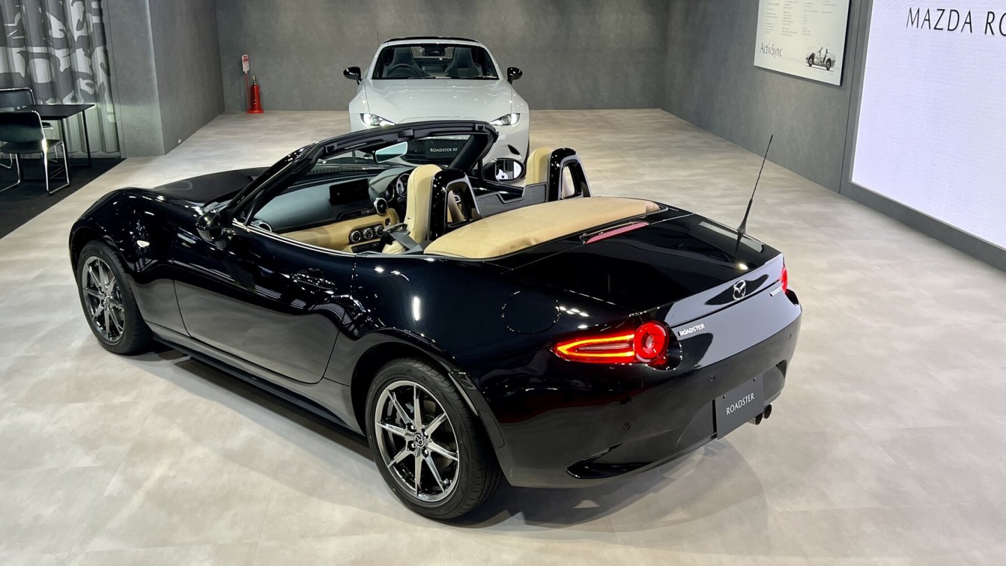 Den Mazda MX-5 gibt es weiterhin in zwei Karosserievarianten. Den Mazda MX-5 gibt es weiterhin in zwei Karosserievarianten.