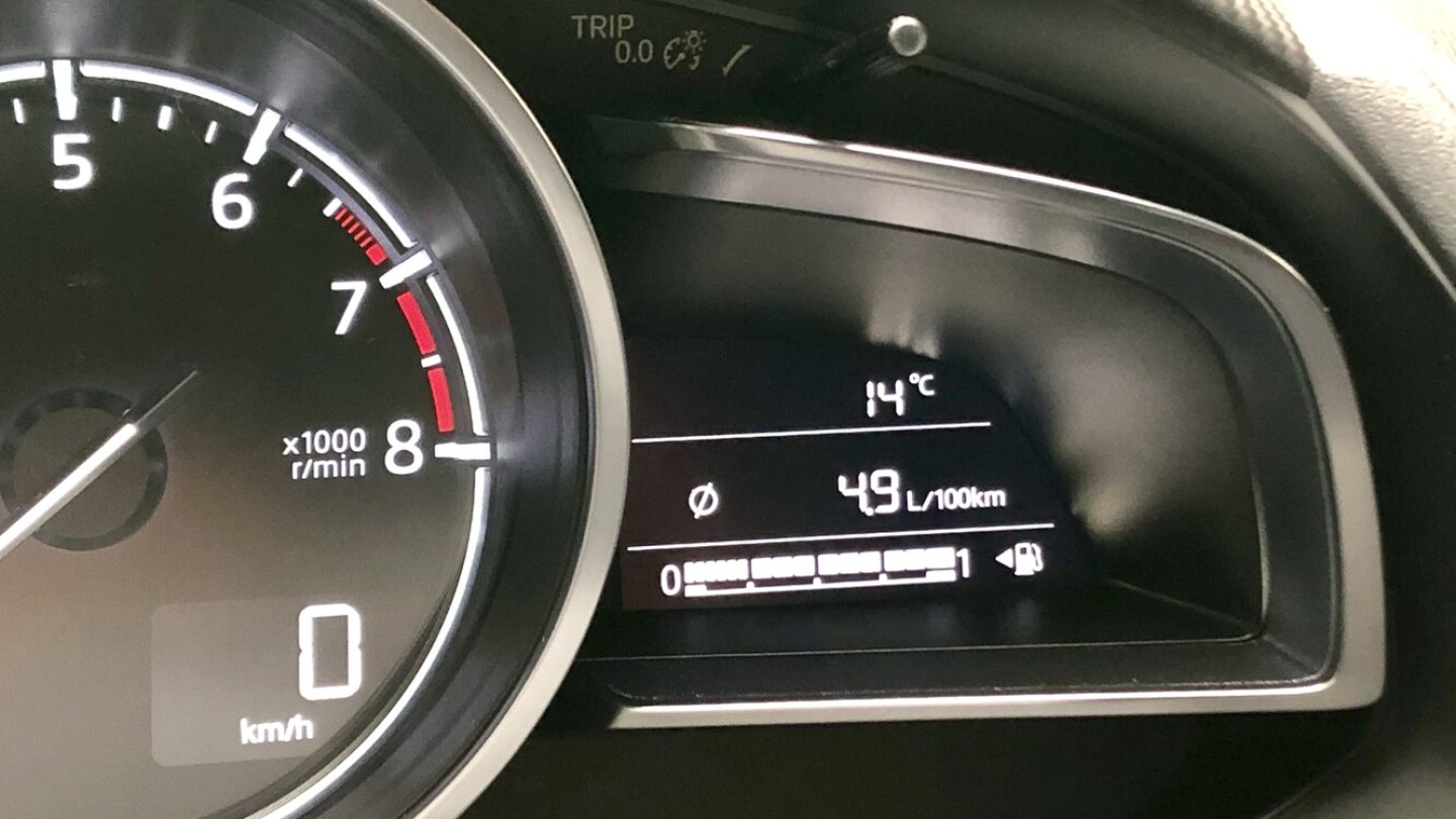 Nach den ersten Tesfahrten zeigte der Bordcomputer einen Verbrauch von 4,9 Litern an. Nach den ersten Tesfahrten zeigte der Bordcomputer einen Verbrauch von 4,9 Litern an.