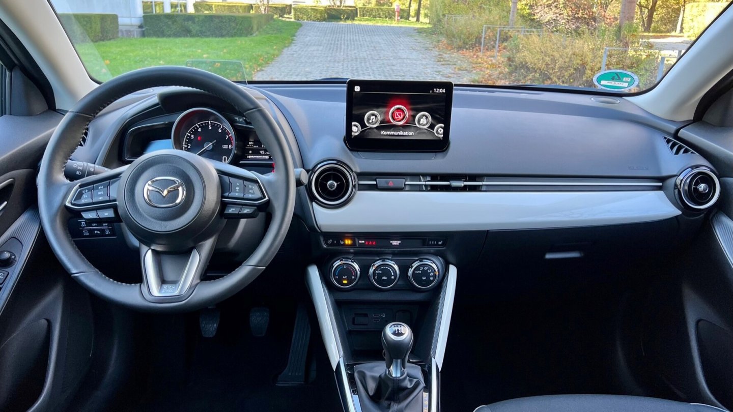 Im Exclusive-Line ist die Dekorleiste am Cockpit in Wagenfarbe lackiert. Im Exclusive-Line ist die Dekorleiste am Cockpit in Wagenfarbe lackiert.