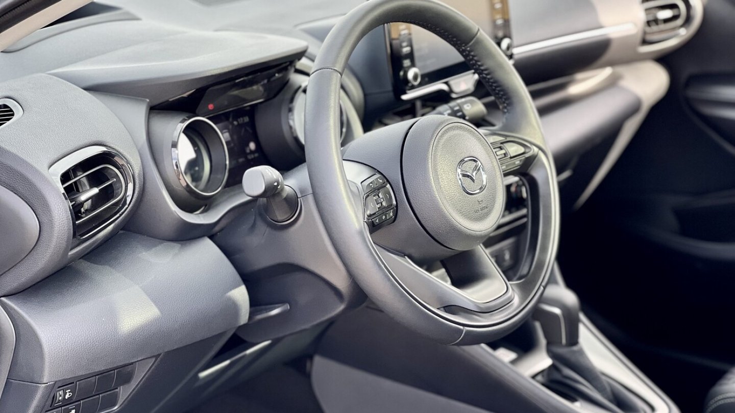 Das Mazda-Logo auf dem Lenkrad im Yaris-Cockpit ist der eiznige Unterschied zwischen den beiden Kleinwagen. Das Mazda-Logo auf dem Lenkrad im Yaris-Cockpit ist der eiznige Unterschied zwischen den beiden Kleinwagen.