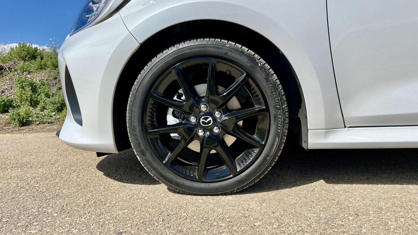 Schwarze 17-Zoll-Leichtmetallfelgen gehören zu den Ausstattungslinien Homura und Homura Plus. Schwarze 17-Zoll-Leichtmetallfelgen gehören zu den Ausstattungslinien Homura und Homura Plus.