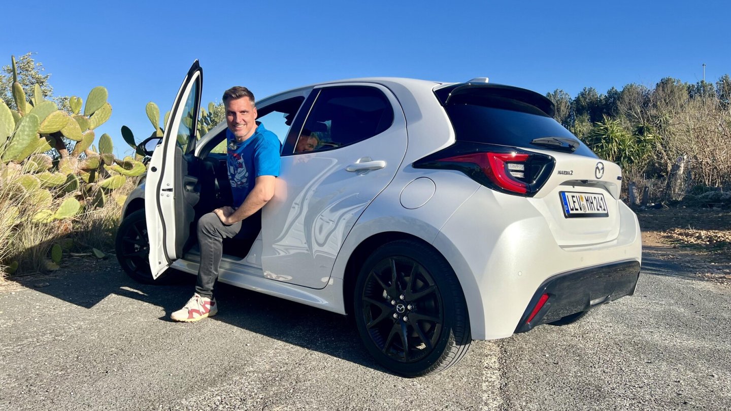 Das Facelift des Mazda2 Hybrid steht ab sofort bei den Händlern der Marke. Das Facelift des Mazda2 Hybrid steht ab sofort bei den Händlern der Marke.