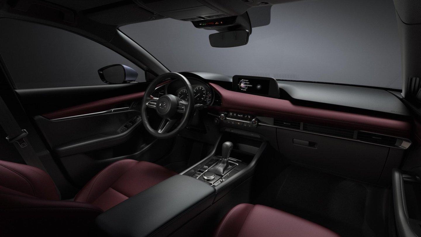 Erstmals gibt es im Mazda3 eine dunkelrote Lederausstattung. Erstmals gibt es im Mazda3 eine dunkelrote Lederausstattung.
