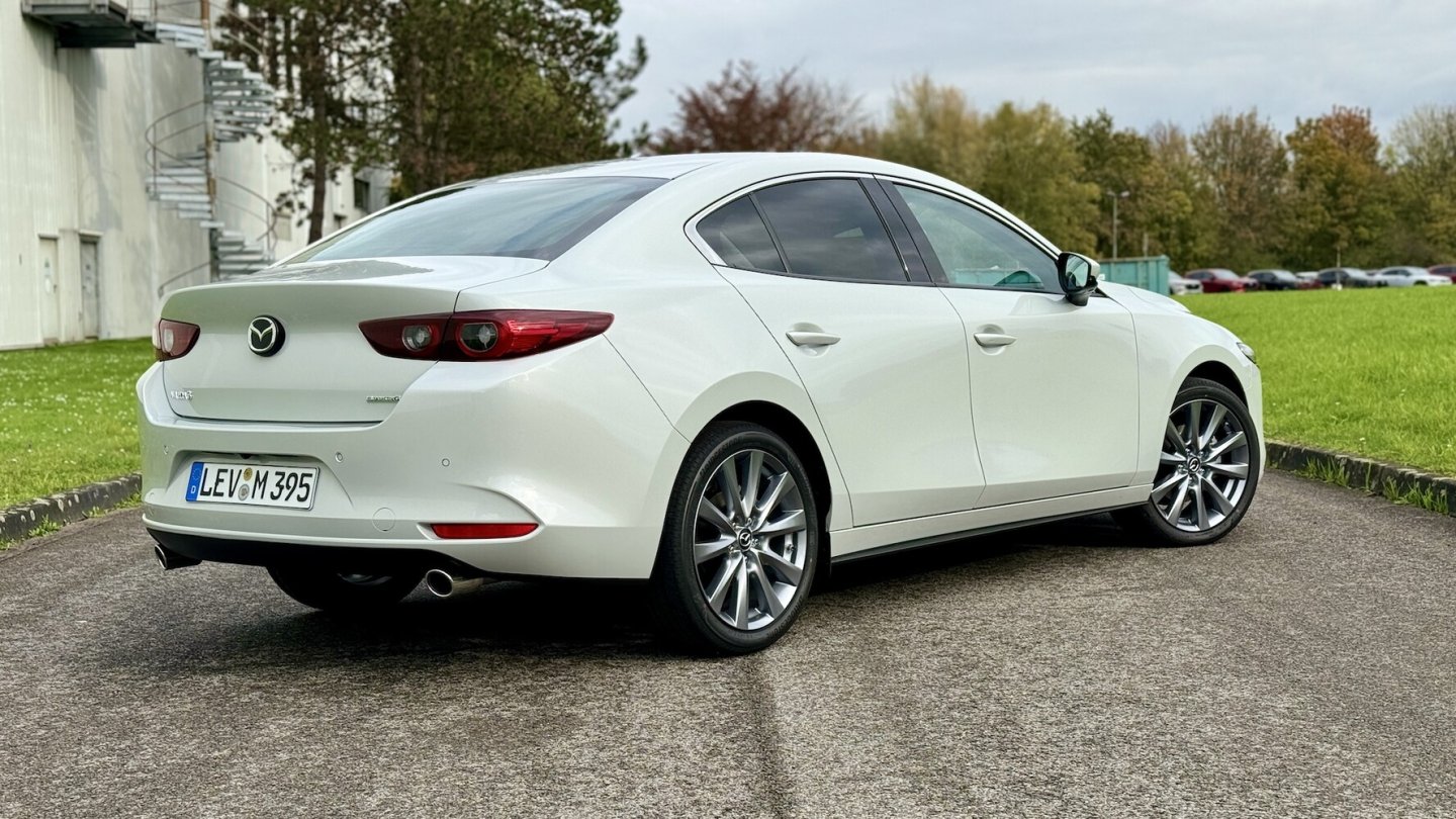Der Testwagen trägt die Fastback-Karosserie in der Farbe Ceramic White. Der Testwagen trägt die Fastback-Karosserie in der Farbe Ceramic White.