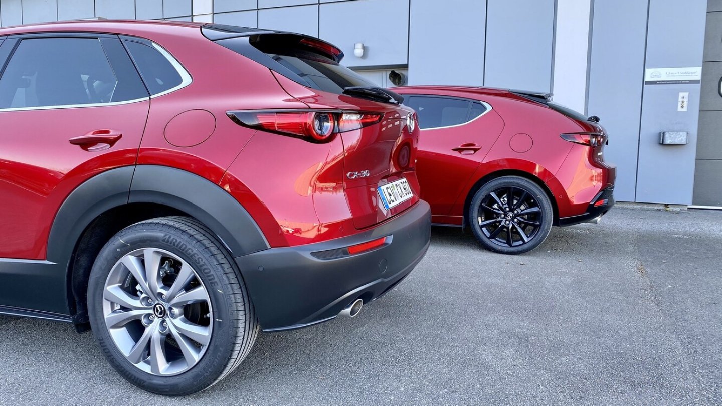 Der CX-30 (vorne) ist gut neun Zentimeter höher als der Mazda3. Der CX-30 (vorne) ist gut neun Zentimeter höher als der Mazda3.