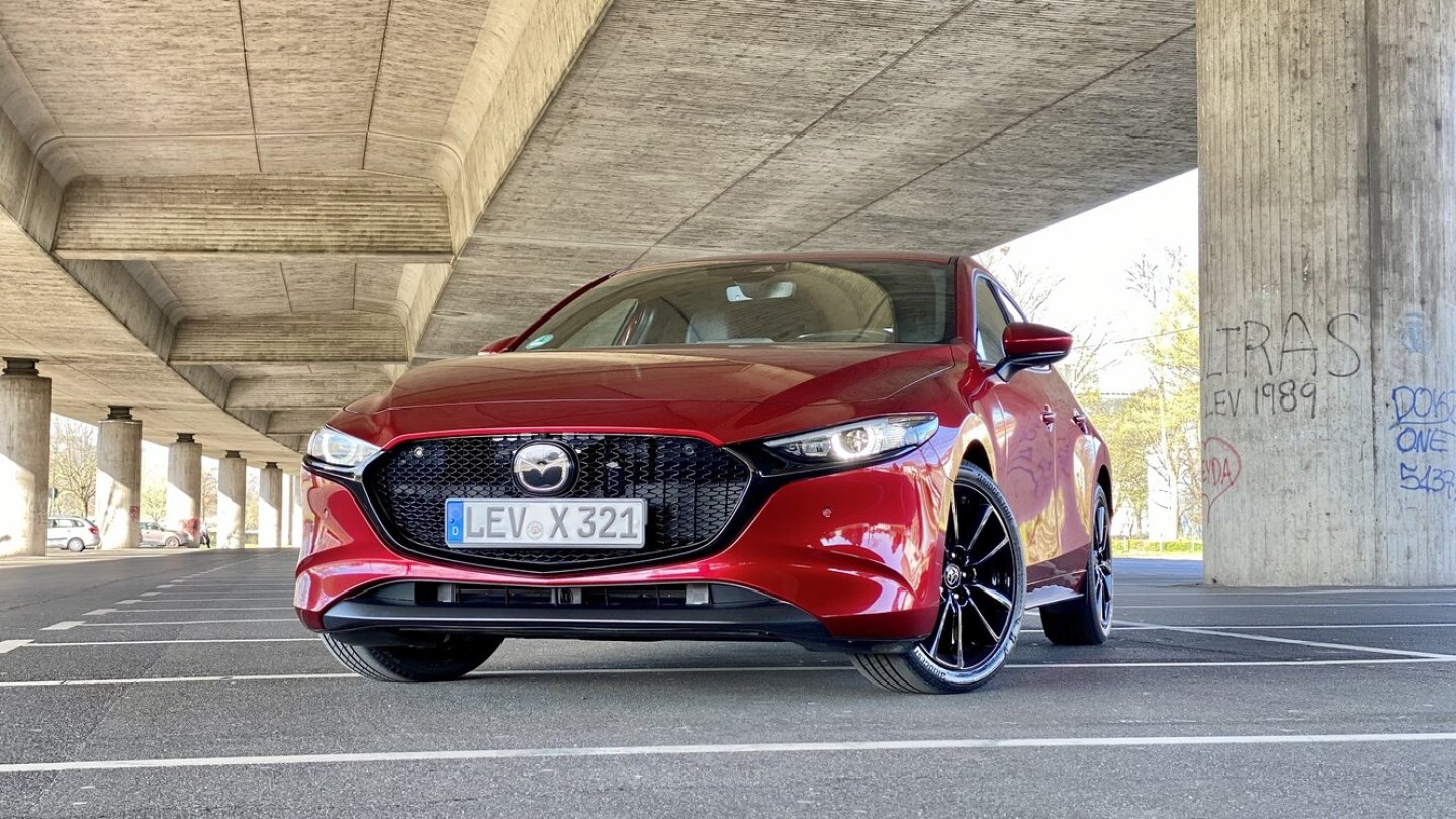 Der Mazda3 Hatch hat stets schwarzen Lidschatten an der Front. Der Mazda3 Hatch hat stets schwarzen Lidschatten an der Front.