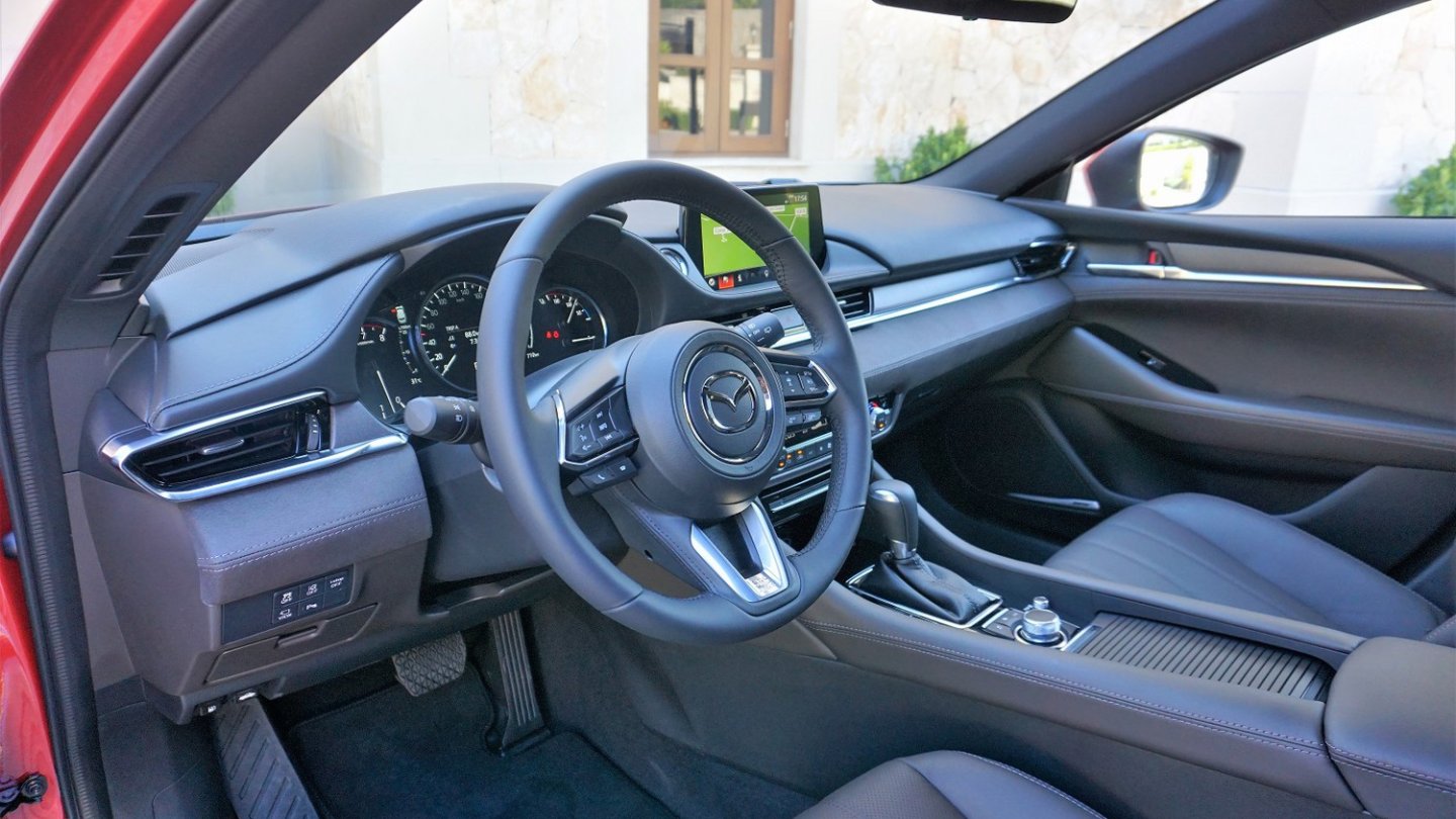 Das neue Cockpit ist sehr schick, vor allem mit dem Plus-Paket im Mazda6 Sports-Line. Das neue Cockpit ist sehr schick, vor allem mit dem Plus-Paket im Mazda6 Sports-Line.