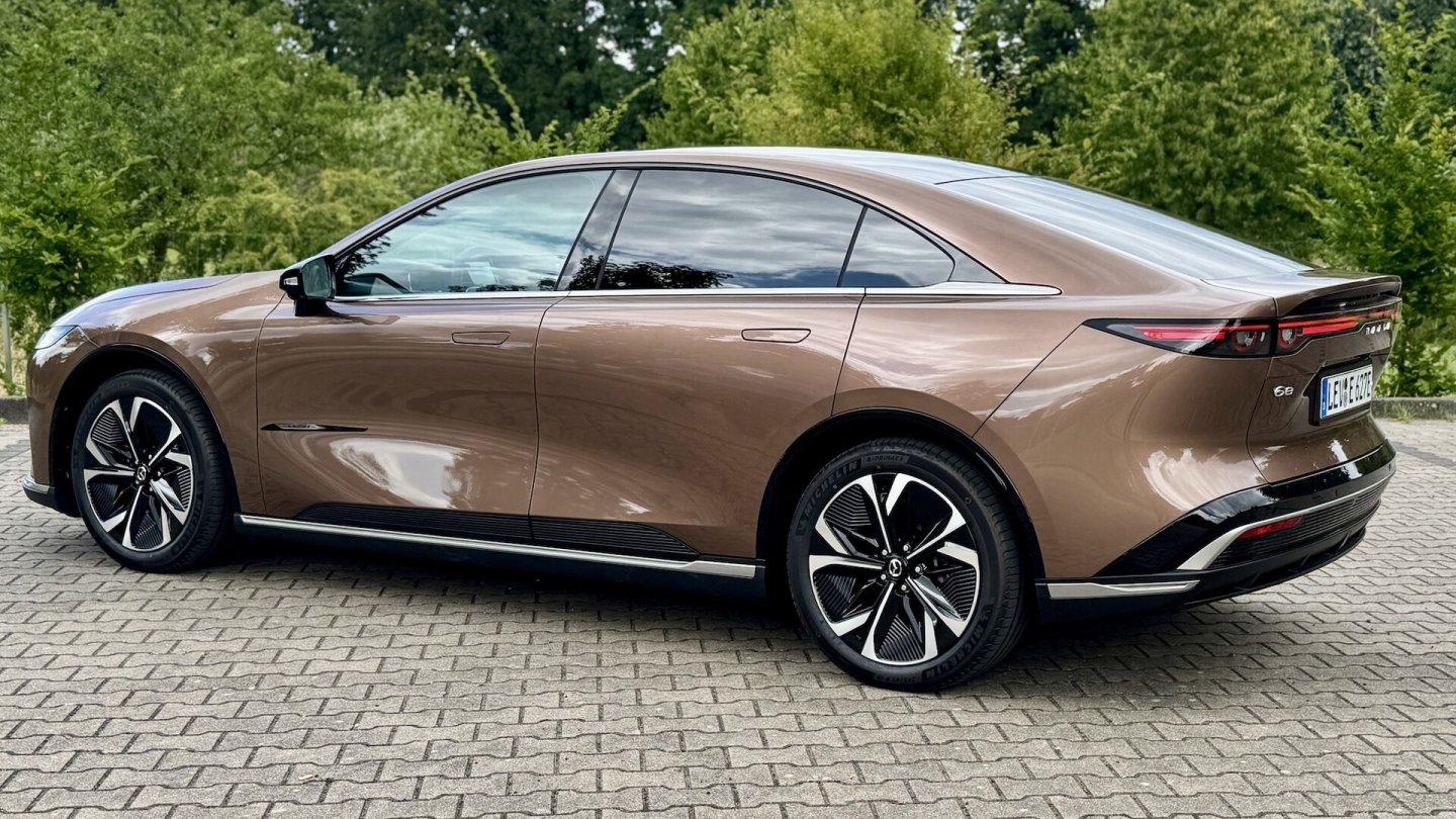 19-Zoll-Felgen sind serienmäßig, die Lackierung in Melting Copper kostet 850 Euro Aufpreis. 19-Zoll-Felgen sind serienmäßig, die Lackierung in Melting Copper kostet 850 Euro Aufpreis.