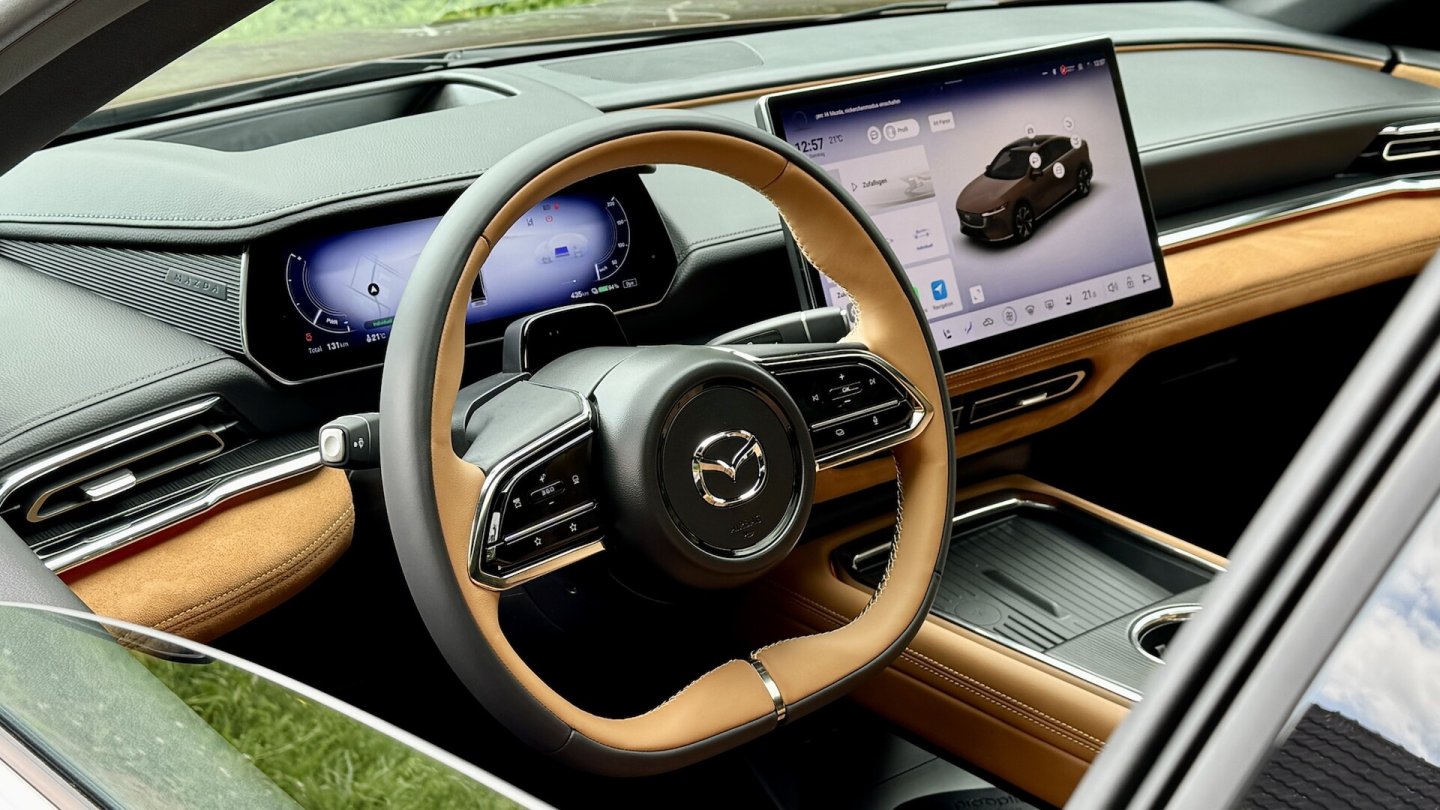 Berühren, bitte! Die Interaktion mit dem Auto läuft über den 14,6 Zoll großen Touchscreen. Berühren, bitte! Die Interaktion mit dem Auto läuft über den 14,6 Zoll großen Touchscreen.