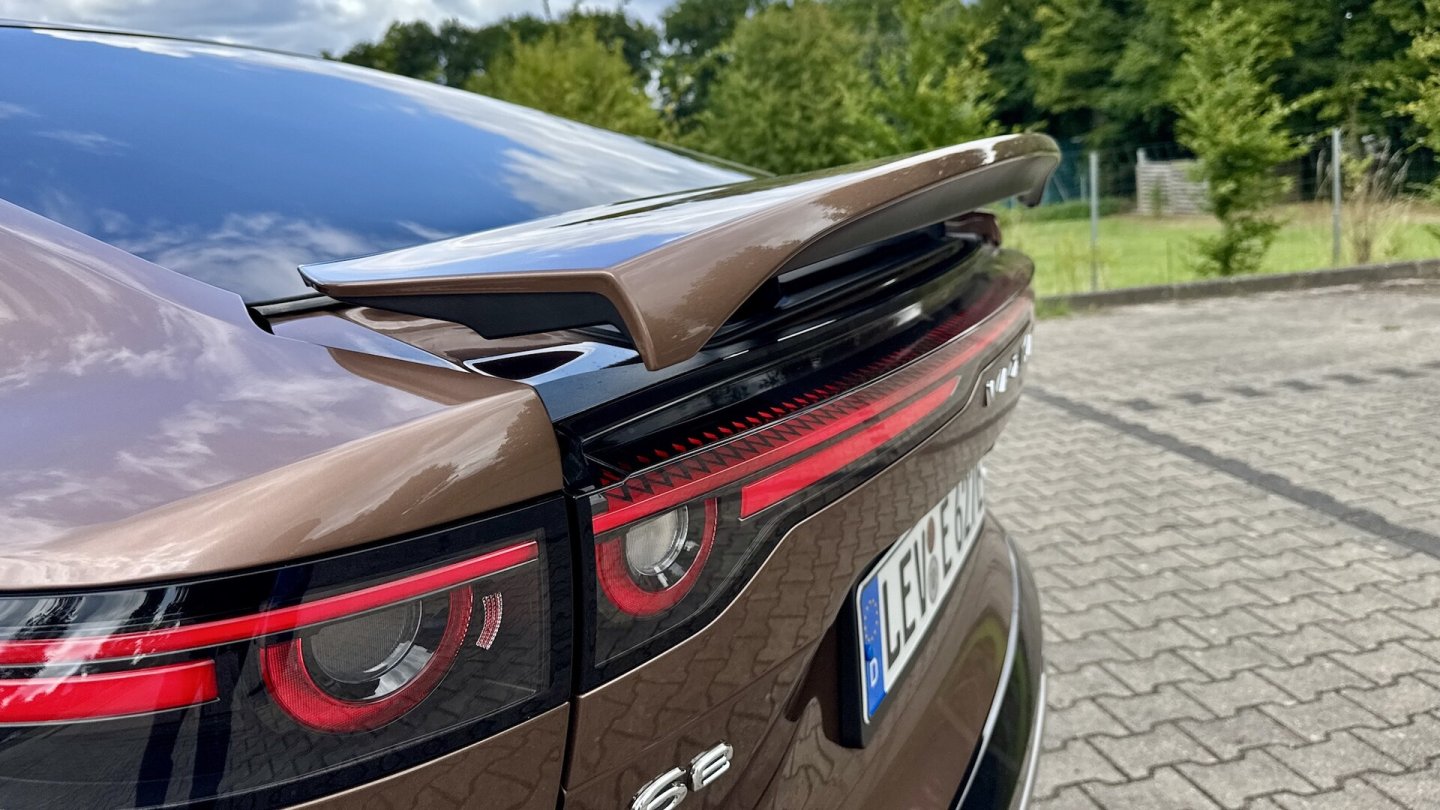 Der Heckspoiler fährt bei 90 km/h automatisch aus. Der Heckspoiler fährt bei 90 km/h automatisch aus.