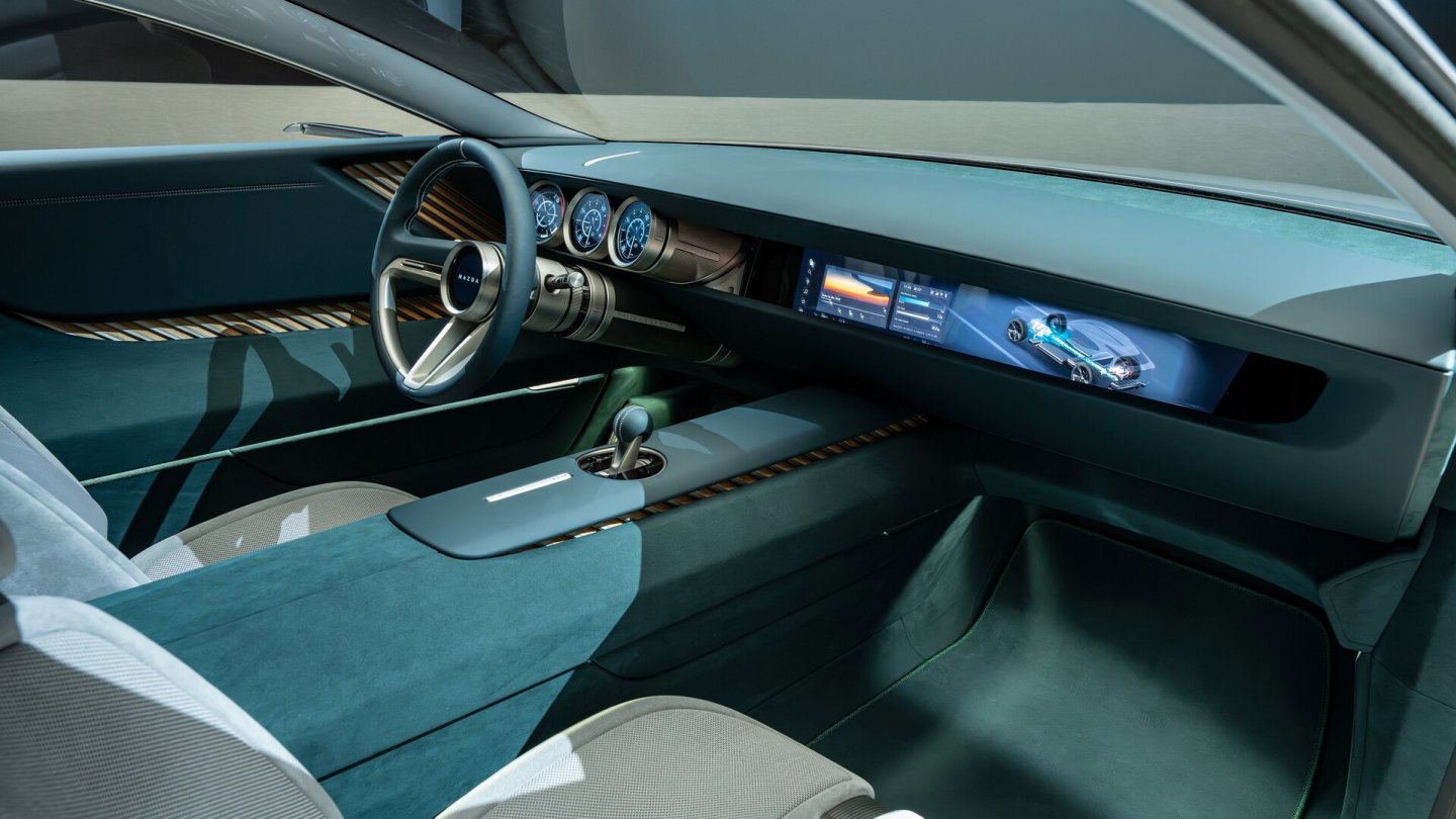 Die Displays im Cockpit der Studie tragen nicht zu dick auf. Die Displays im Cockpit der Studie tragen nicht zu dick auf.