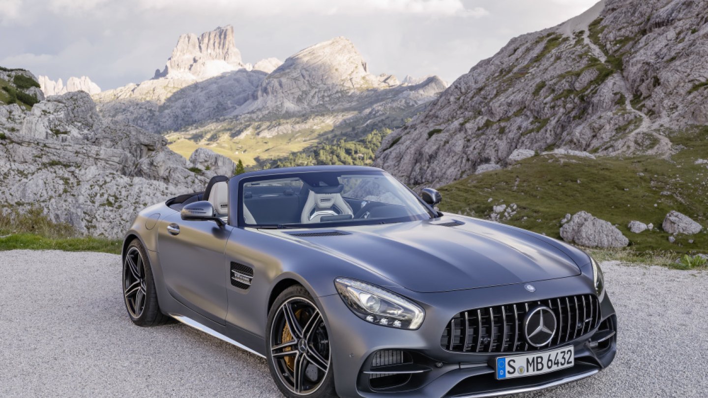 Der Roadster bekommt einen Kühlergrill mit vertikalen Streben und ohne Chromspange. Der Roadster bekommt einen Kühlergrill mit vertikalen Streben und ohne Chromspange.