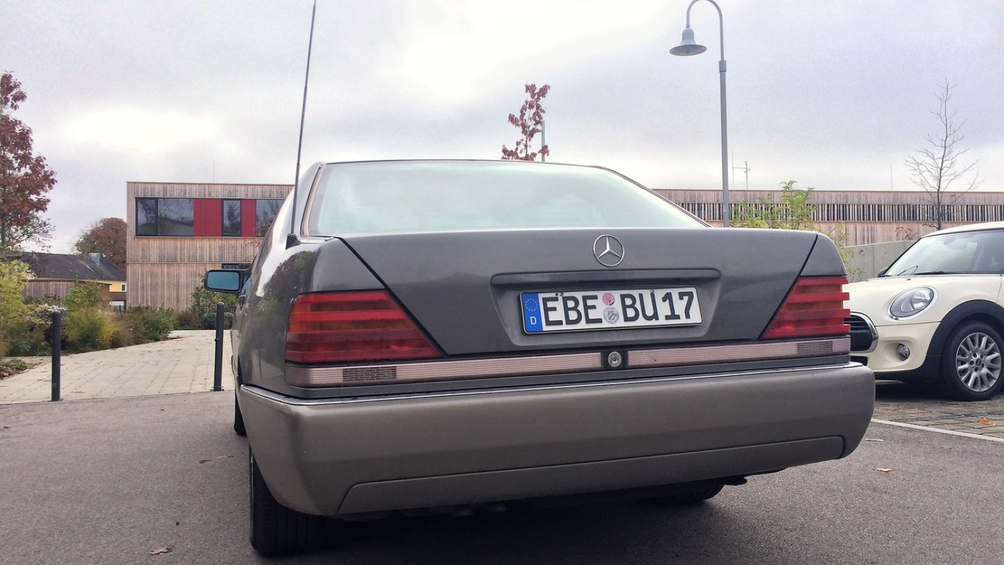 Die Antenne reicht fast bin in den Himmel. Die Heckleuchten vor dem Facelift waren ganz eckig Die Antenne reicht fast bin in den Himmel. Die Heckleuchten vor dem Facelift waren ganz eckig