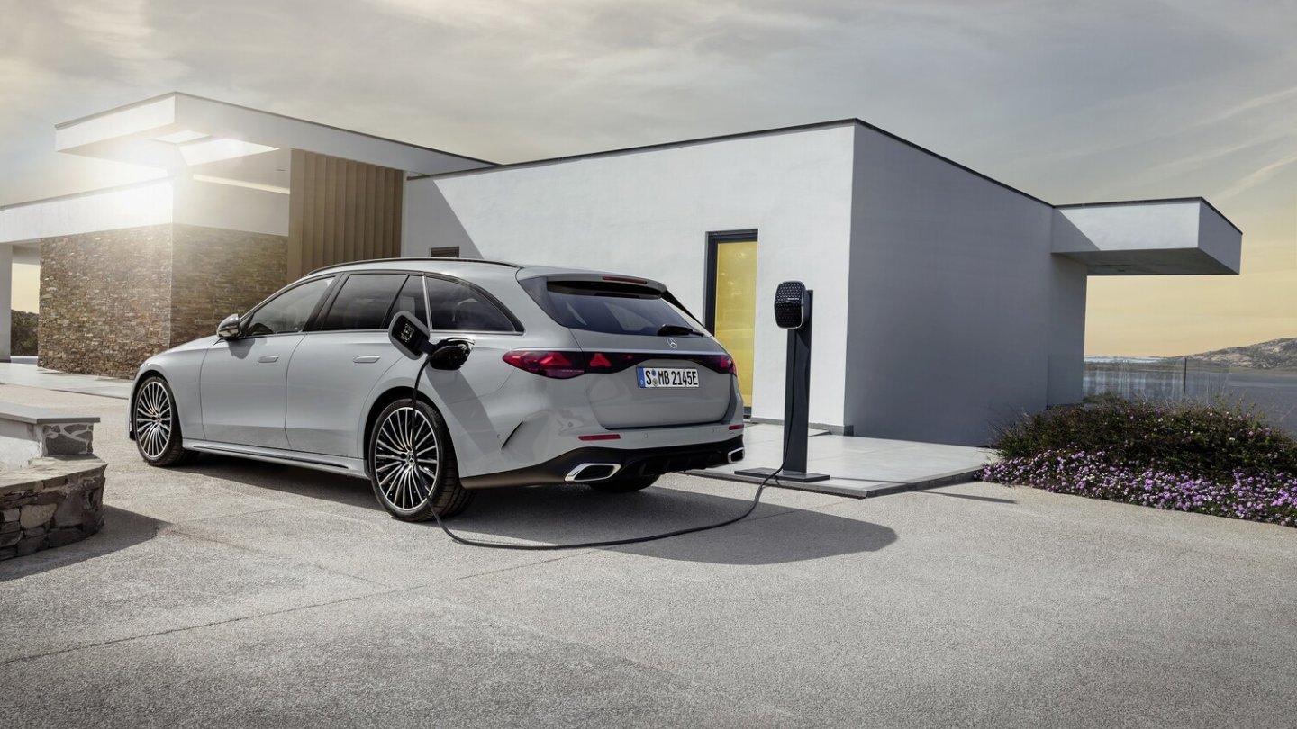 Der Plug-in Hybrid E 300e bekommt eine 25,4 kWh große Batterie. Der Plug-in Hybrid E 300e bekommt eine 25,4 kWh große Batterie.