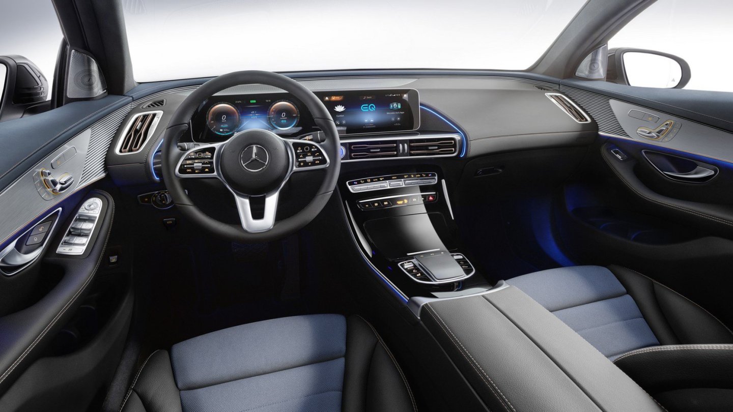 Im Cockpit des Mercedes EQC zieht das MBUX-System ein. Im Cockpit des Mercedes EQC zieht das MBUX-System ein.