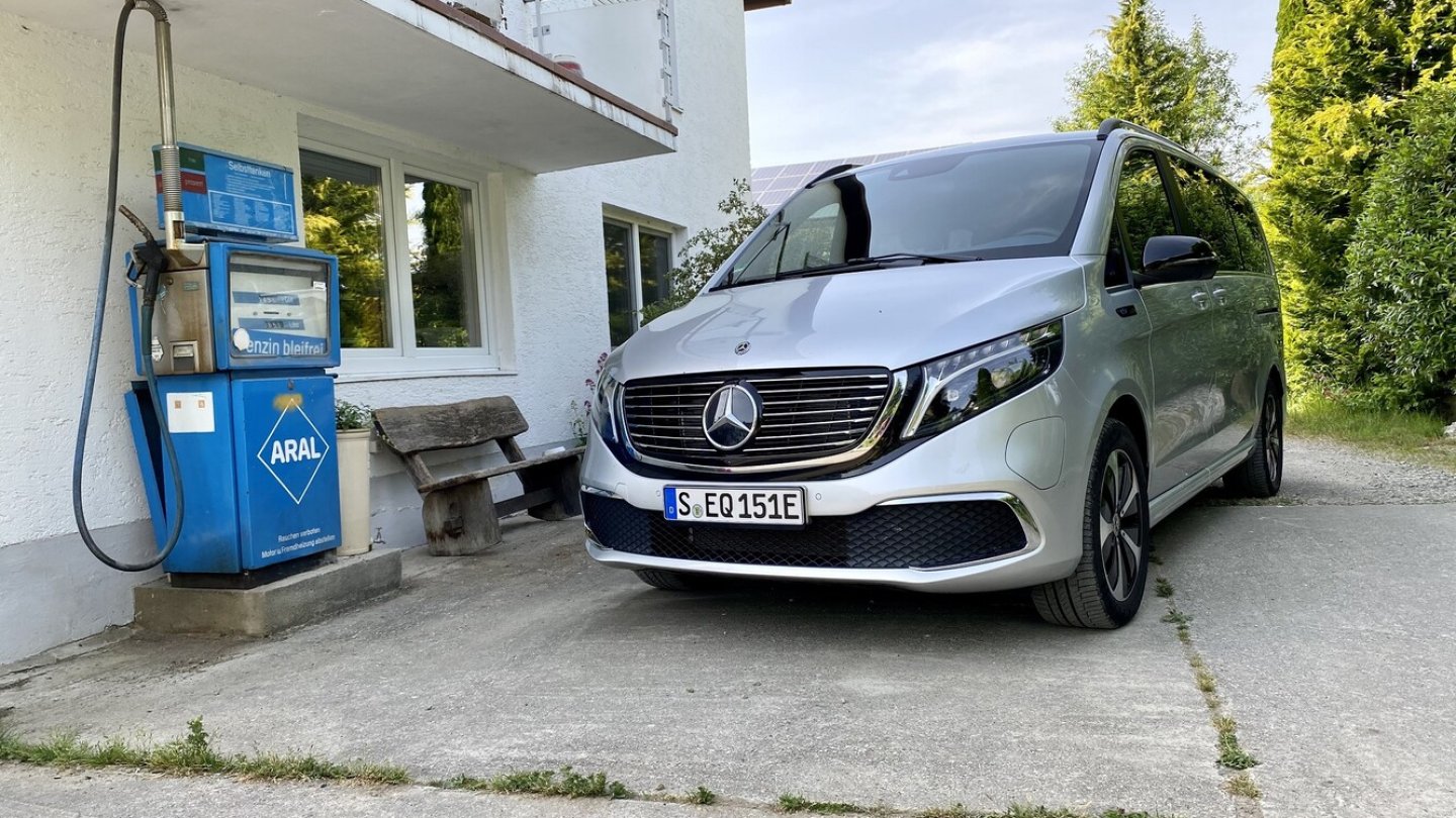 Zwei Epochen in einem Foto: Sprit braucht der EQV nicht. Zwei Epochen in einem Foto: Sprit braucht der EQV nicht.