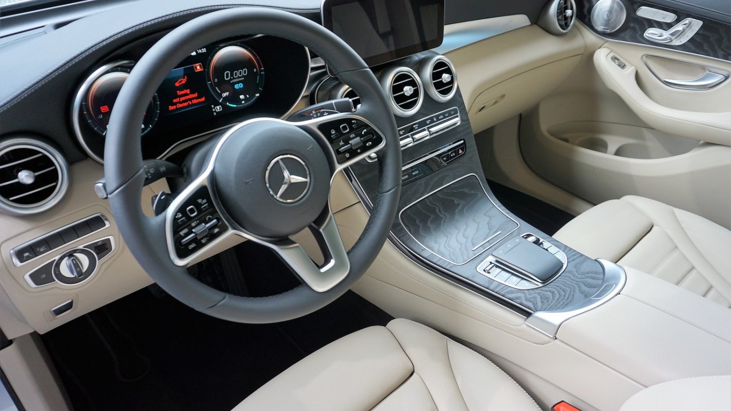 Das Cockpit entspricht weitgehend dem regulären GLC. Das Cockpit entspricht weitgehend dem regulären GLC.