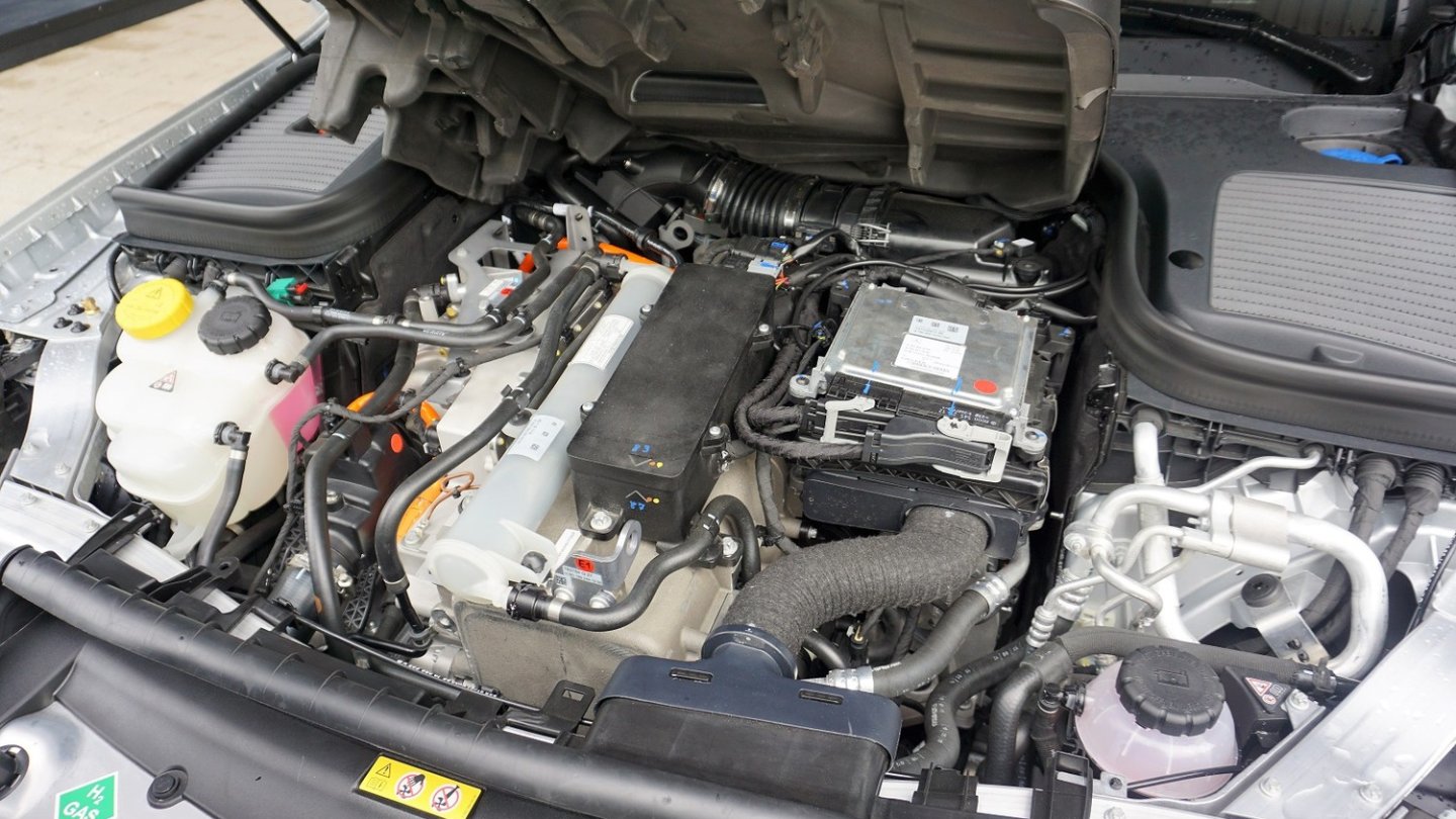 ...erst nach Demontage des Deckels offenbart sich die Technik des Brennstoffzellen-SUV. ...erst nach Demontage des Deckels offenbart sich die Technik des Brennstoffzellen-SUV.