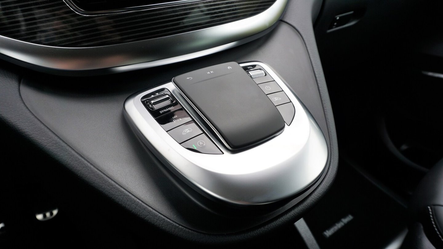 Das Touchpad ersetzt den Dreh-Drücksteller. Das Touchpad ersetzt den Dreh-Drücksteller.