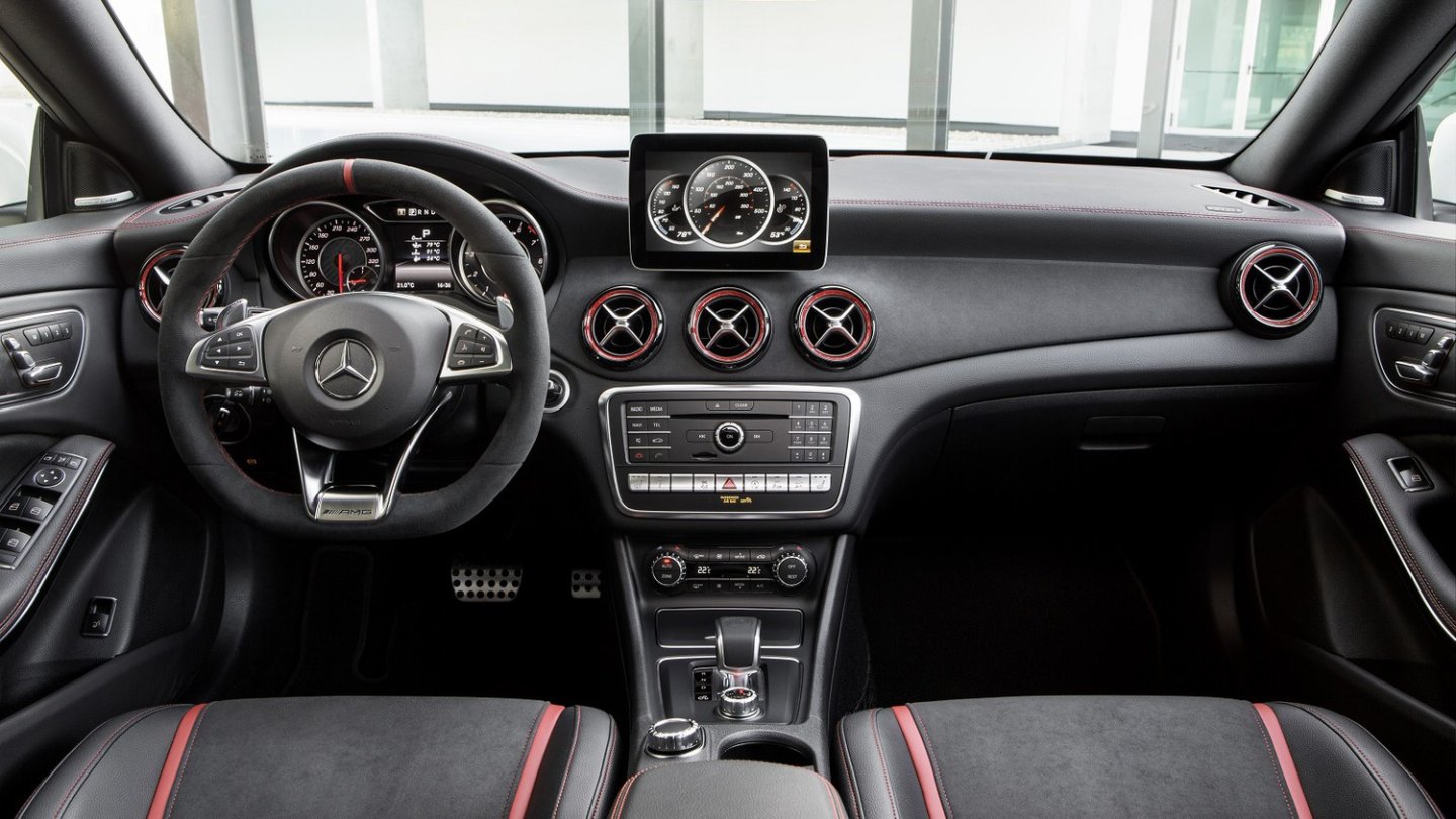 Auch im Cockpit ändern sich nur Nuancen. Hier das AMG-Interieur. Auch im Cockpit ändern sich nur Nuancen. Hier das AMG-Interieur.