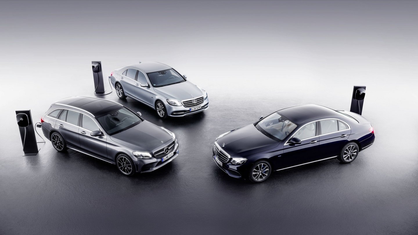 Mercedes legt im PHEV-Wettlauf mit BMW nach. In C- und E-Klasse kommt der Plug-in Hybrid mit Diesel. Mercedes legt im PHEV-Wettlauf mit BMW nach. In C- und E-Klasse kommt der Plug-in Hybrid mit Diesel.