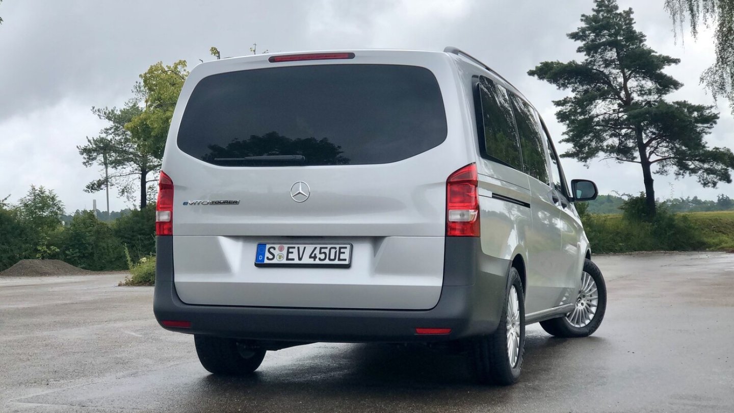 Egal, ob Kinder oder Hobbies Platz brauchen - in den eVito Tourer passt alles hinein. Egal, ob Kinder oder Hobbies Platz brauchen - in den eVito Tourer passt alles hinein.
