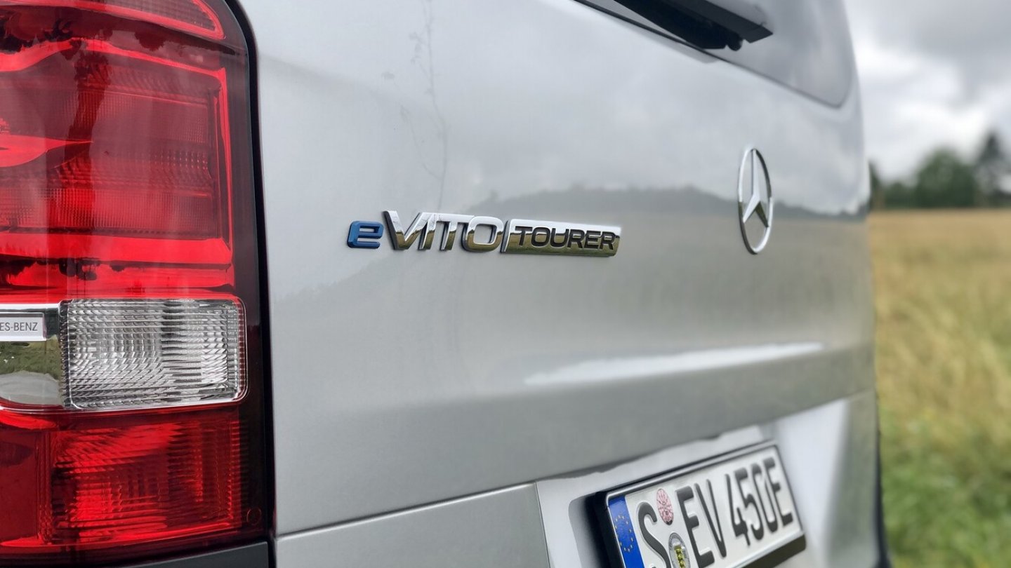 Der eVito Tourer ist deutlich günstiger als der noble EQV. Der eVito Tourer ist deutlich günstiger als der noble EQV.