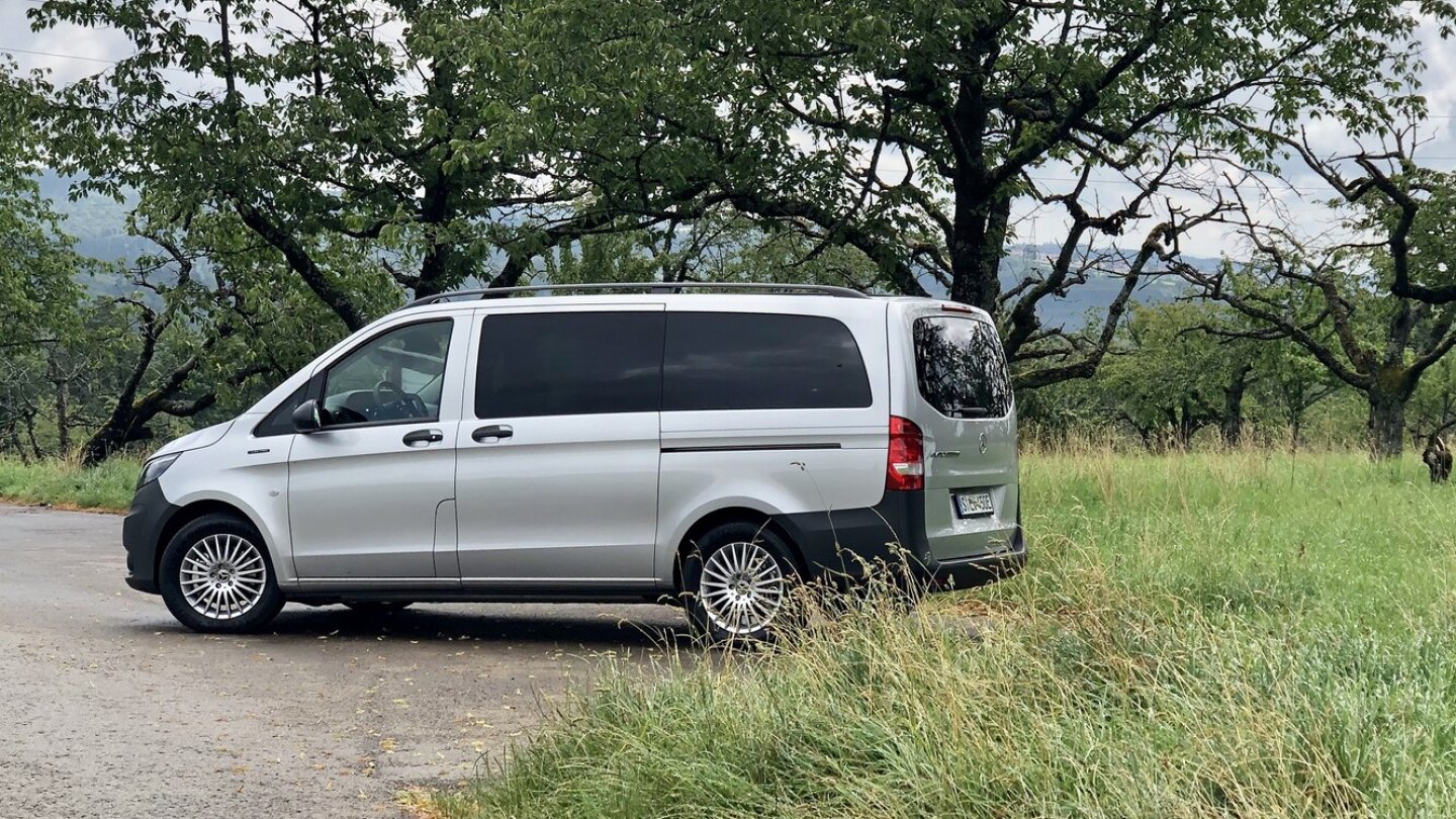 Den Mercedes eVito gibt es zwei Karosserielängen. Hier steht er mit 5,14 Metern. Den Mercedes eVito gibt es zwei Karosserielängen. Hier steht er mit 5,14 Metern.