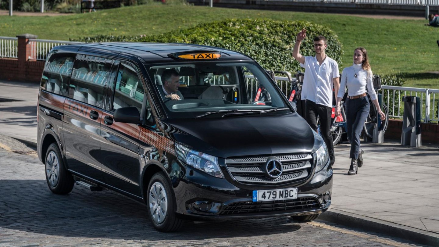 Winke, winke. Auch der aktuelle Mercedes Vito kann in London als Taxi vorfahren. Winke, winke. Auch der aktuelle Mercedes Vito kann in London als Taxi vorfahren.
