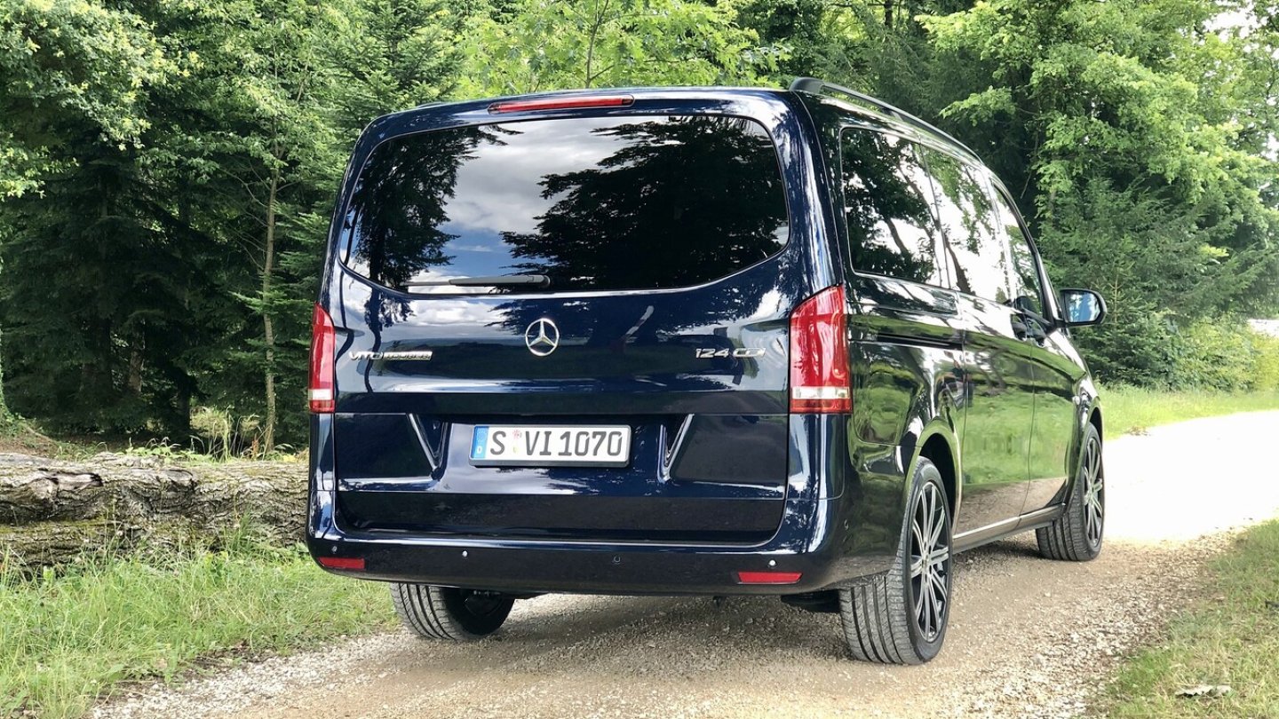 Wer Platz braucht, aber auf Glamour verzichten kann, sollte ich den Vito Tourer mal ansehen. Wer Platz braucht, aber auf Glamour verzichten kann, sollte ich den Vito Tourer mal ansehen.