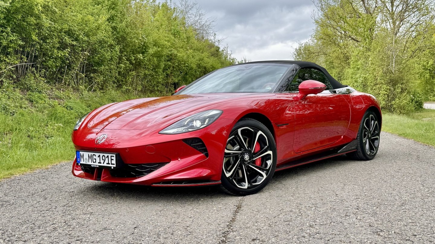 Diamond Red ist eine der optionalen Metallic-Lackierungen. Diamond Red ist eine der optionalen Metallic-Lackierungen.