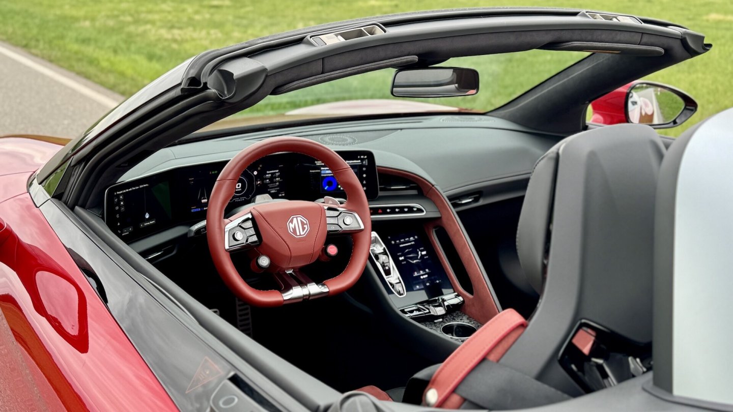 Das Cockpit versammelt vier Displays um den Fahrerplatz. Das Cockpit versammelt vier Displays um den Fahrerplatz.