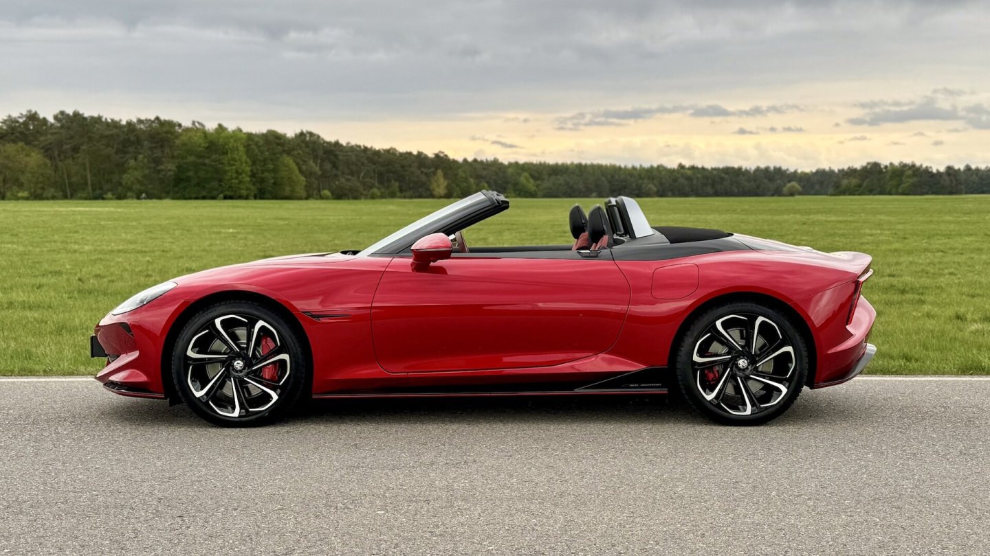 Der nur 1,33 Meter hohe Roadster nutzt, wie die kompakten Modelle MG4 und MGS 5 EV die MSP-Plattform des Herstellers. Der nur 1,33 Meter hohe Roadster nutzt, wie die kompakten Modelle MG4 und MGS 5 EV die MSP-Plattform des Herstellers.